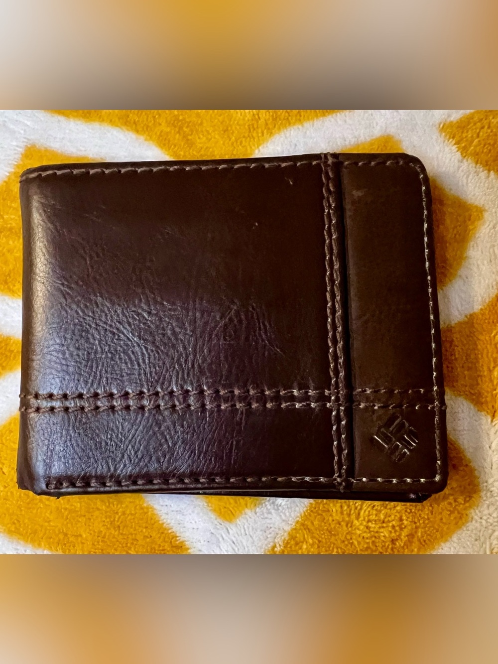 Columbia Men's Brown Solid Pattern Bifold Wallet, Logo Accent, ID Window